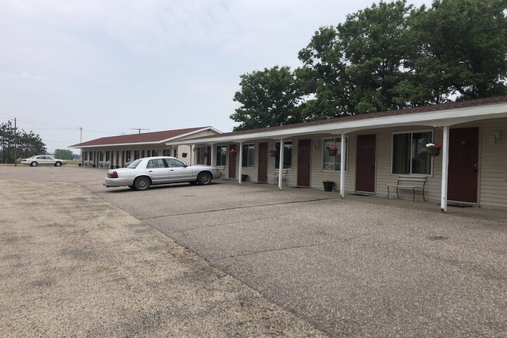 Edge of The Woods Motel