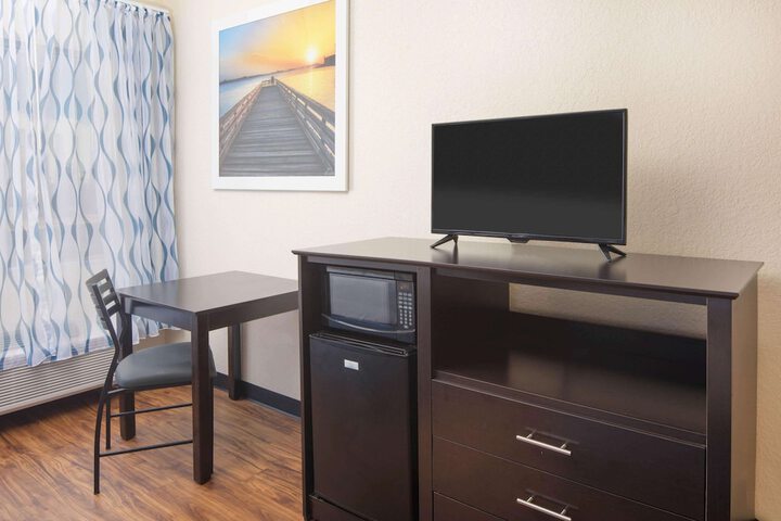 Room 6 of 19