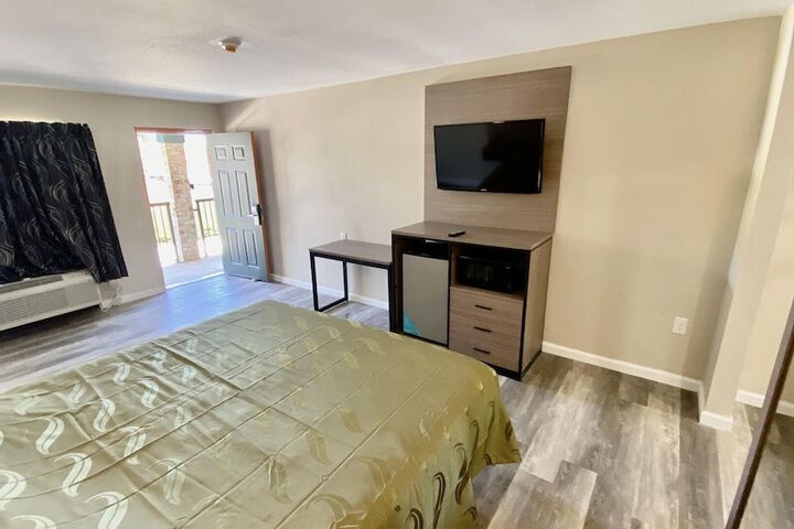 Room 4 of 5