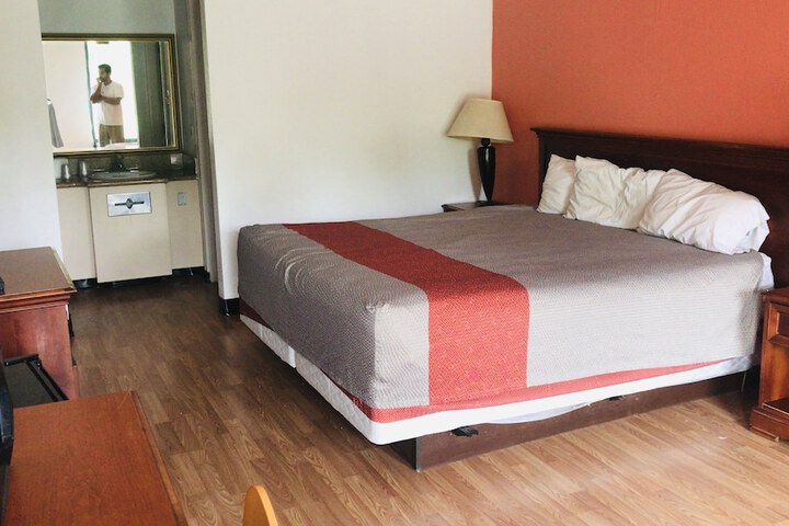 Room 12 of 18