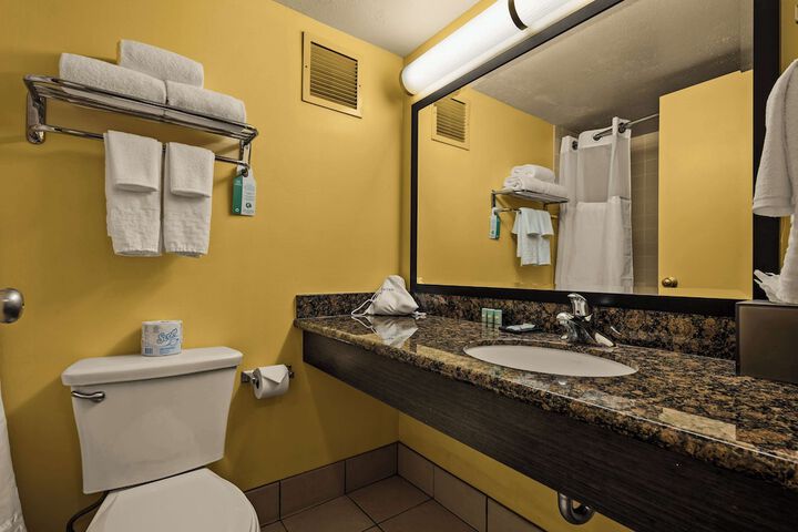 Best Western The Plaza Hotel Honolulu Airport - Free Breakfast