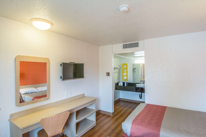 Room 13 of 23