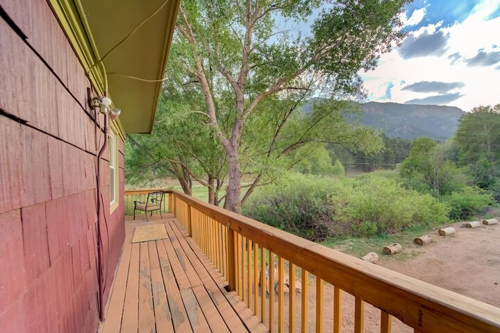 7 Bedroom on the Side of Pikes Peak on a Mountain Stream