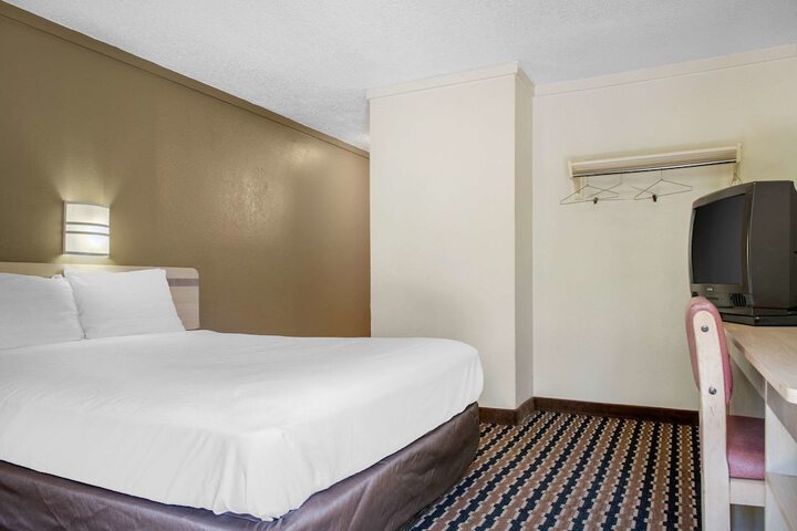 Room 13 of 36