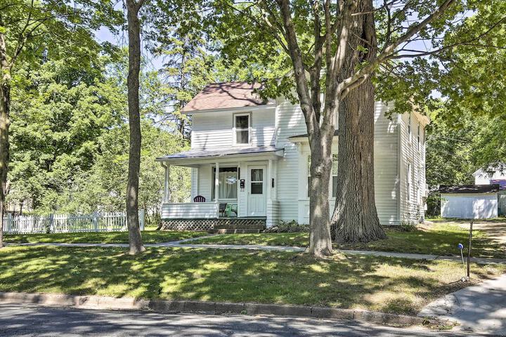Family-friendly Menomonie Retreat: Walk to Town!