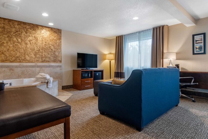 Comfort Inn & Suites South Hill I-85