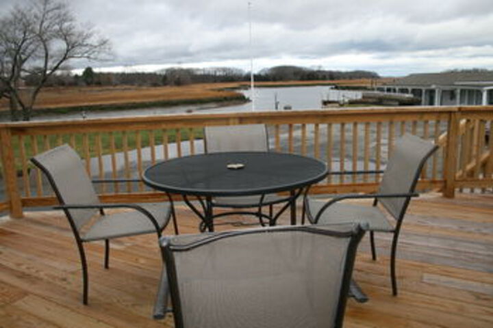 Sheas Riverside Inn & Motel