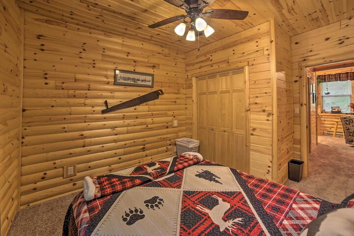 Updated Manistique Log Cabin Yard & Fire Pit