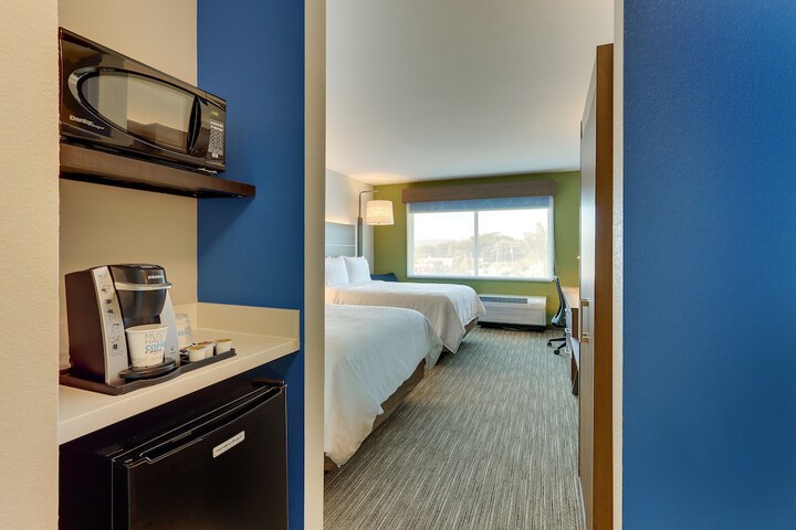Holiday Inn Express & Suites Roanoke – Civic Center by IHG