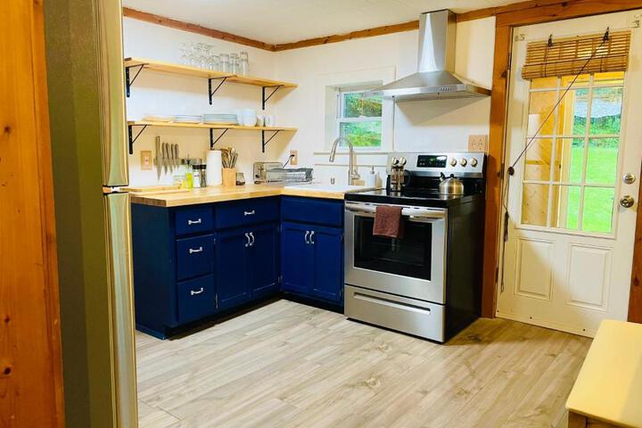 Cozy Cottage with Jacuzzi Sauna, Fire Pit and Reading Nook!