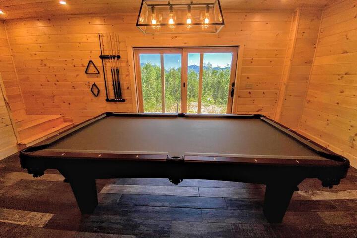 UV Log home with direct Cannon Mountain views Minutes to attractions Fireplace Pool Table AC