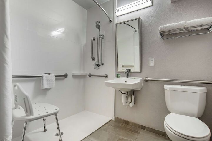 Room 7 of 32
