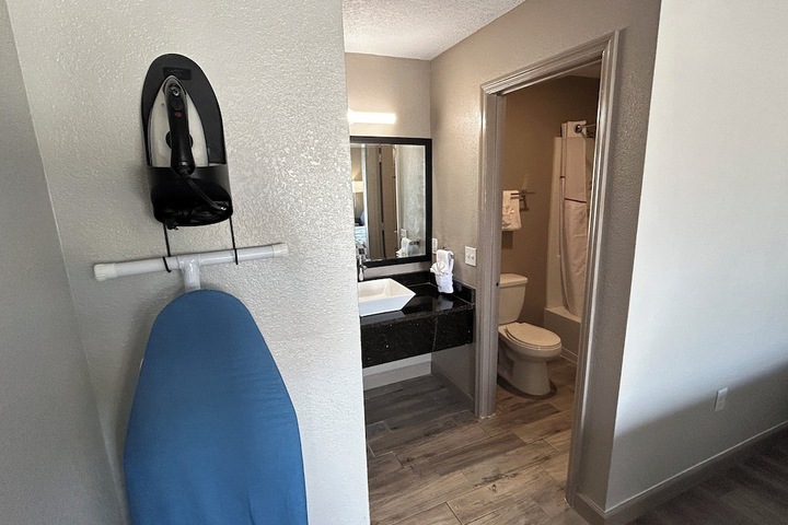 Room 21 of 32