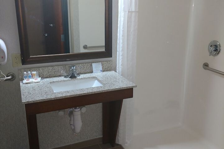 Comfort Inn & Suites Market - Airport