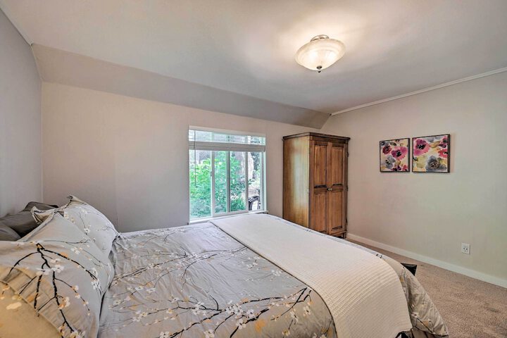 Family-friendly Kirkland Home 1 Mi to Downtown