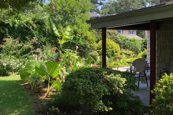 Cheerful Studio Getaway / Garden/By Lake State Park.
