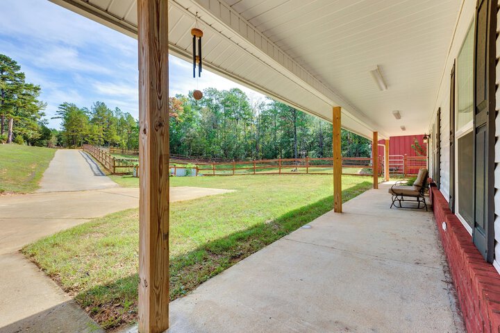 Rural Retreat w / Covered Porch Near Jackson