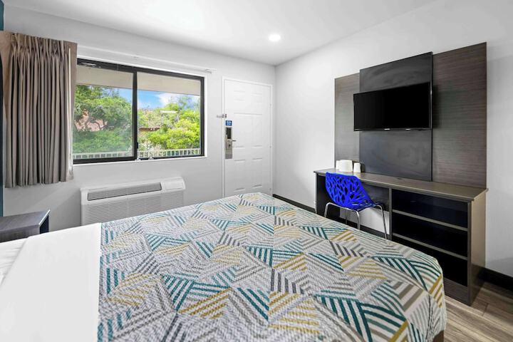 Room 13 of 27