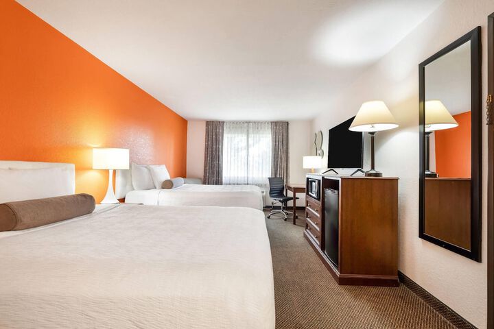 Howard Johnson Hotel & Suites by Wyndham Oacoma