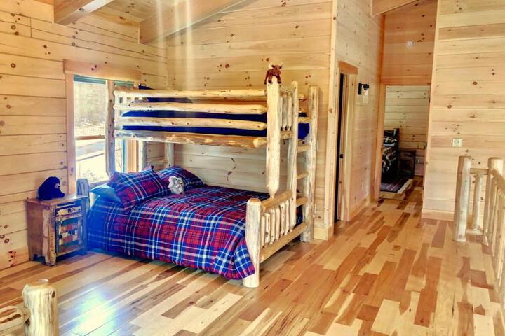 UV Log home with direct Cannon Mountain views Minutes to attractions Fireplace Pool Table AC