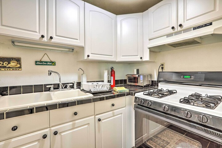Scenic Woodland Park Cottage w / Deck + Grill!