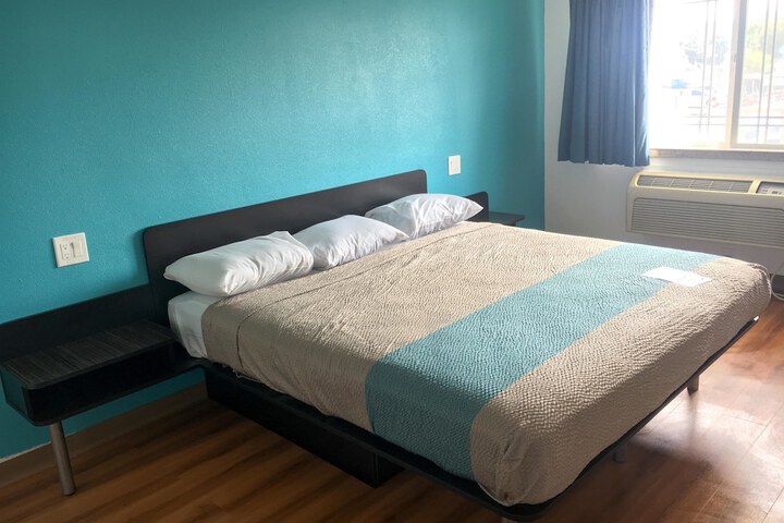 Room 37 of 37