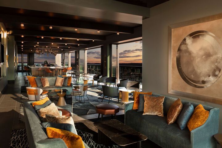 Lounge 107 of 130