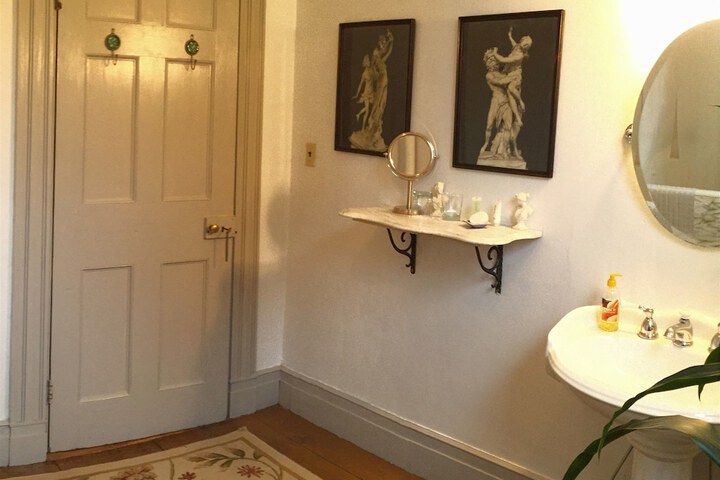 Room 44 of 79