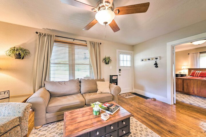 lucky Dawg Pet-friendly Abode Near St. Louis!