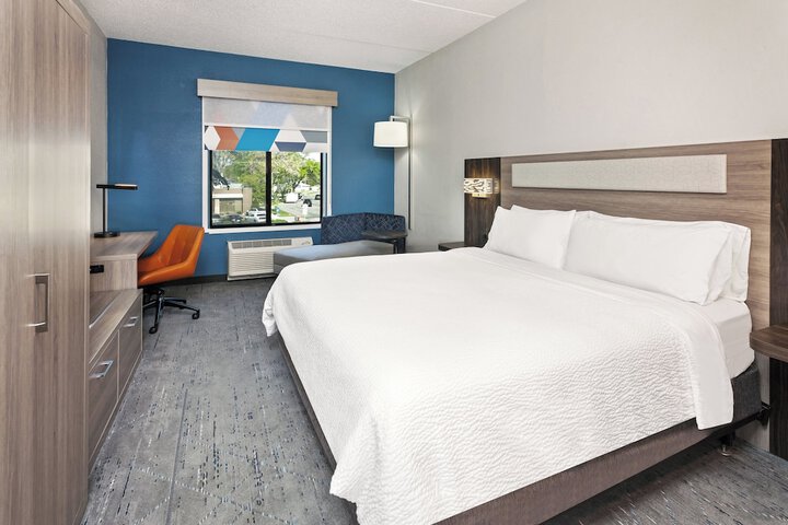 Holiday Inn Express & Suites Chicago West - OHare Arpt Area by IHG