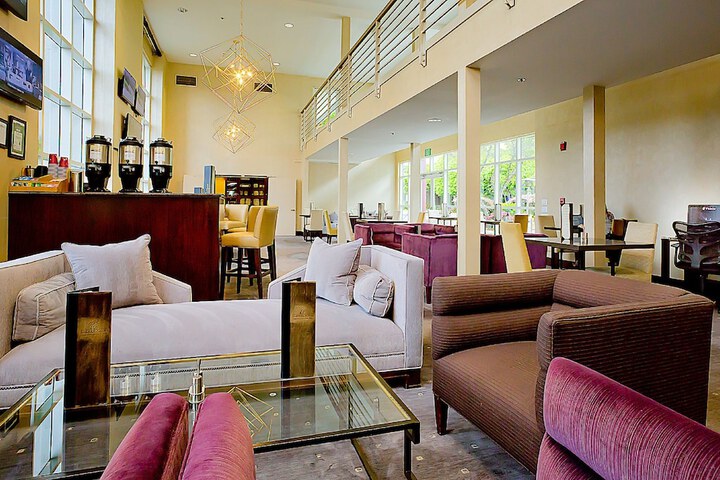 Lounge 32 of 38