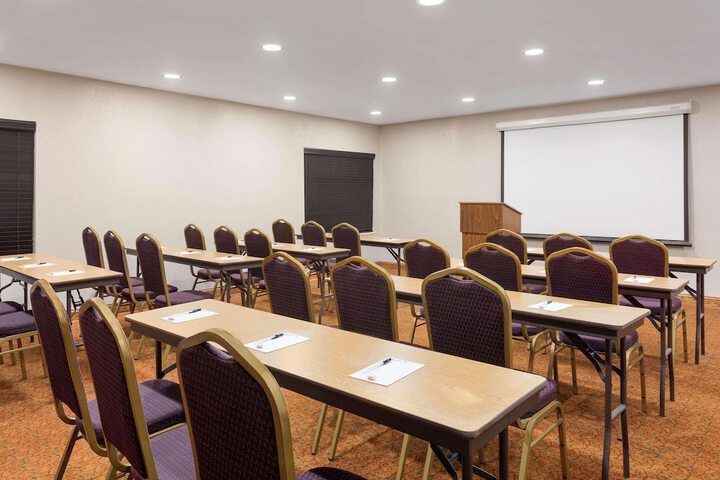 Country Inn & Suites by Radisson Jackson-Airport, MS