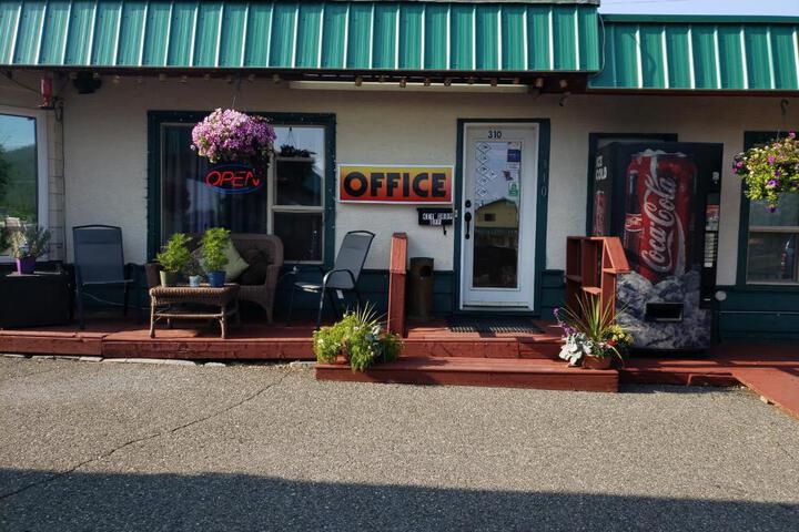 100 Mile Motel & RV Park