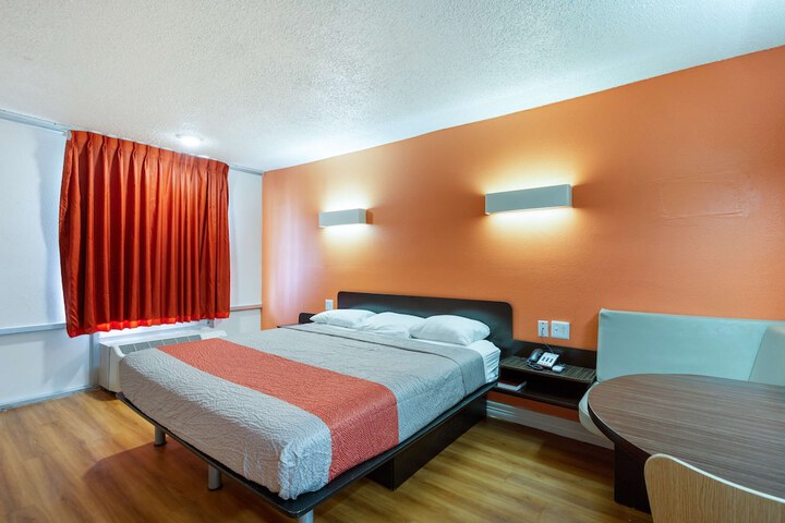 Room 13 of 37