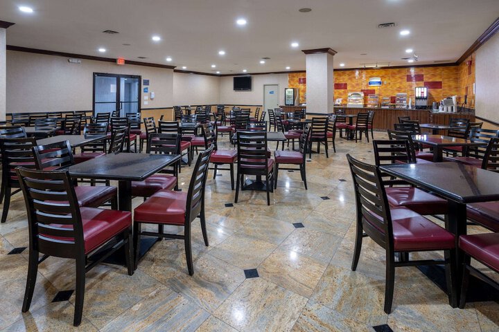 Days Hotel by Wyndham North Bergen / NYC Area