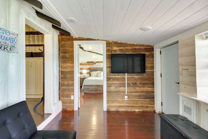 Lakefront Motley Cabin w / Private Deck + Dock!