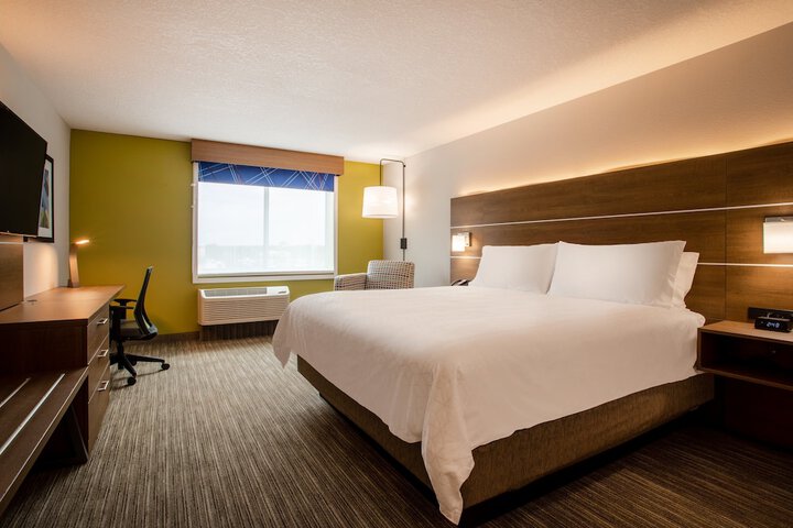 Holiday Inn Express & Suites Deland South by IHG