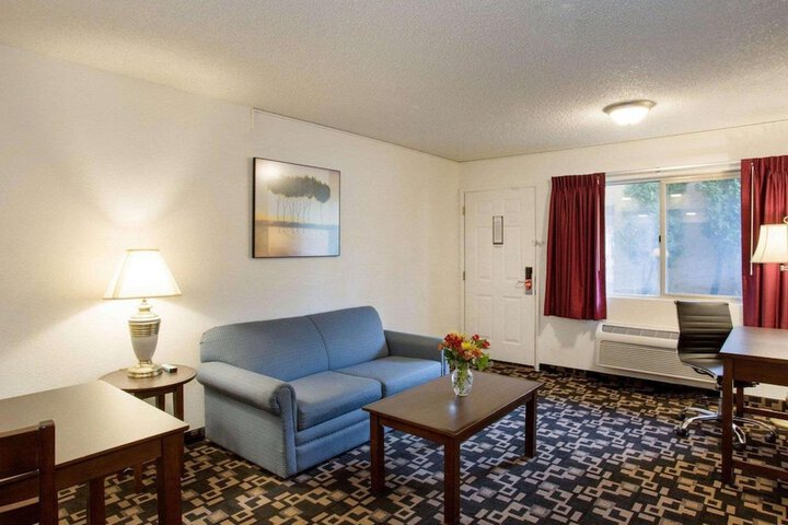 Room 27 of 40