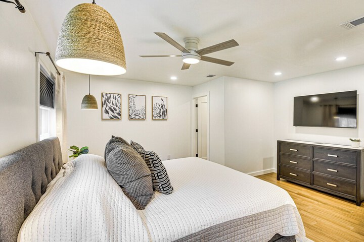 Charming Canalfront Retreat w / Double Boat Slip!