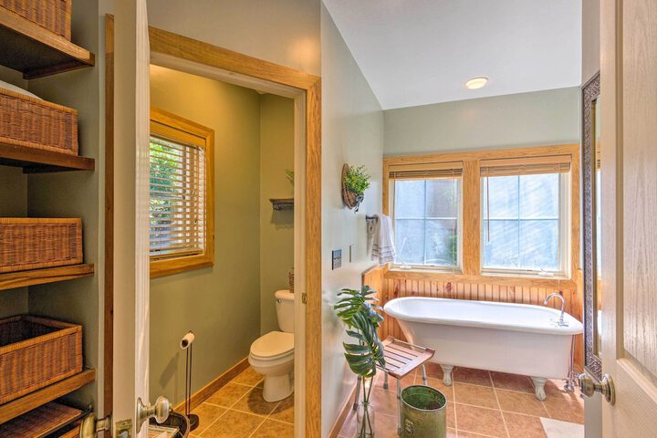 Mountain Air Condo w / Deck & Views Pets Welcome!