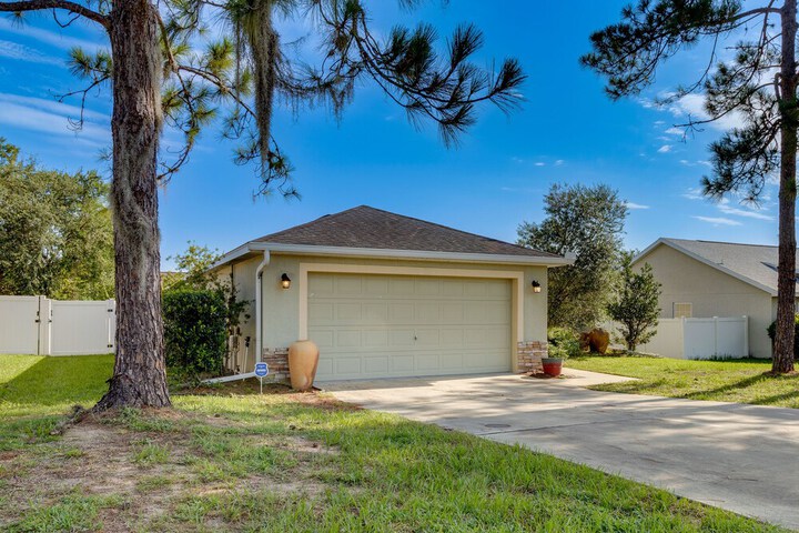 Charming Leesburg Getaway w / Screened Porch!