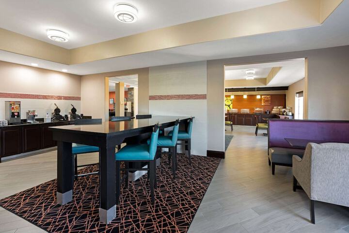 La Quinta Inn & Suites by Wyndham Houston Bush Intl Airpt E