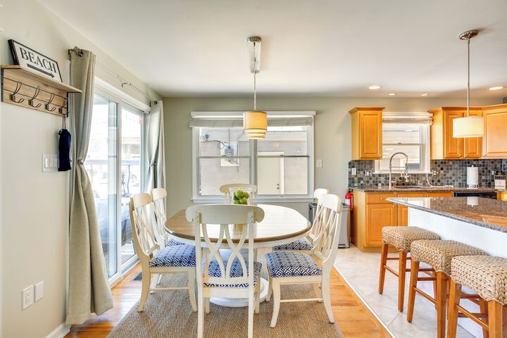 Avalon Vacation Rental w / Porch & Grill!