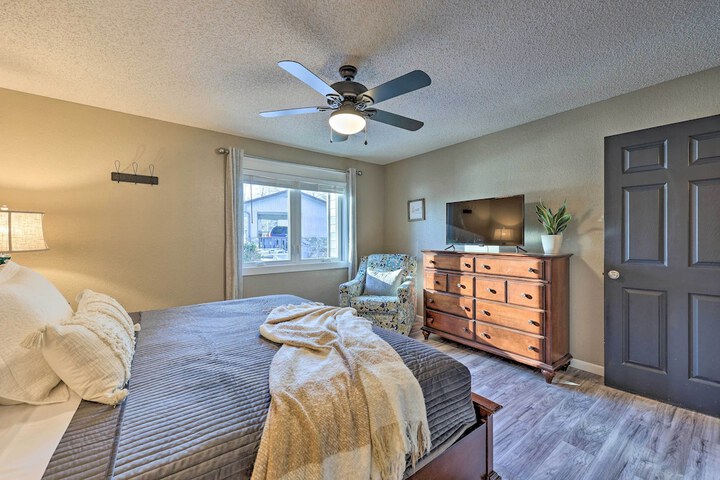 Bella Vista Home w / Deck + Trails: on Golf Course!