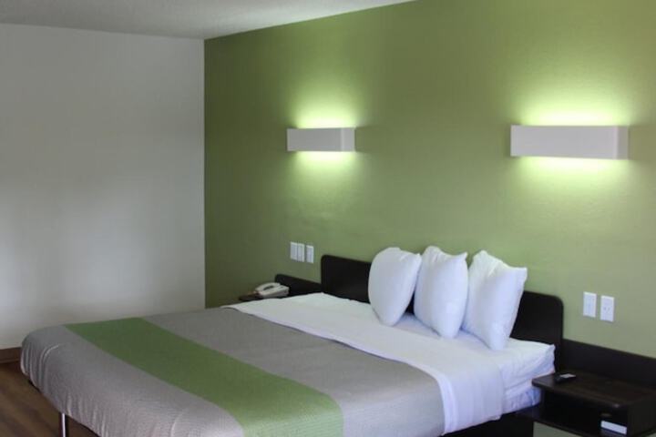Room 8 of 9