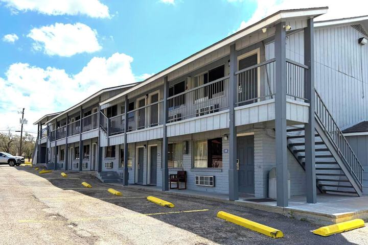 Regency Inn Three Rivers I-37