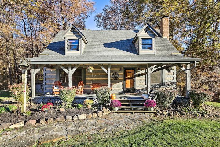 Luxe Dog-friendly Cabin w / Hot Tub & Game Room