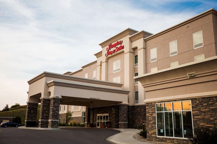 Hampton Inn & Suites Minot Airport