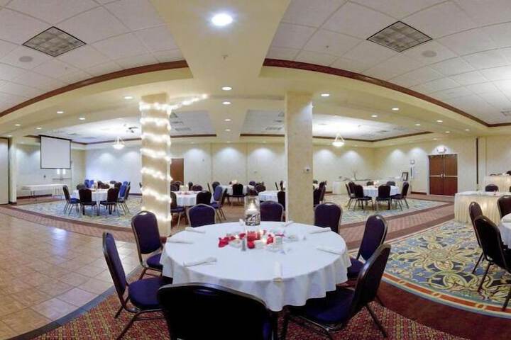 Holiday Inn Quincy East by IHG