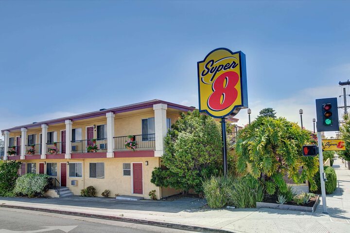 Super 8 by Wyndham Santa Cruz Beach